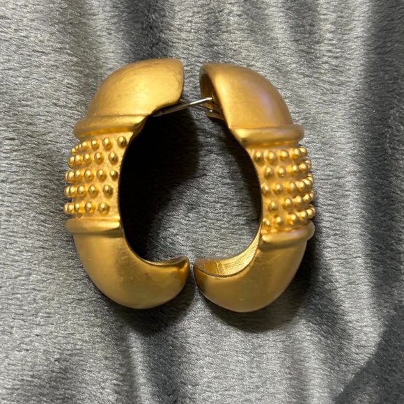 Liz Claiborne Matte Gold Tone Earrings Vintage Pierced Signed - Picture 7 of 8